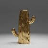 Vaso cacto dourado grande decorativo em fundo neutro com acabamento metálico brilhante