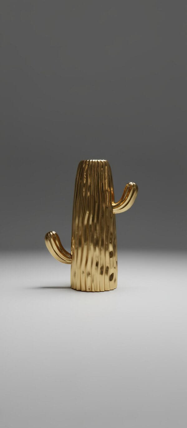Vaso cacto dourado grande decorativo em fundo neutro com acabamento metálico brilhante