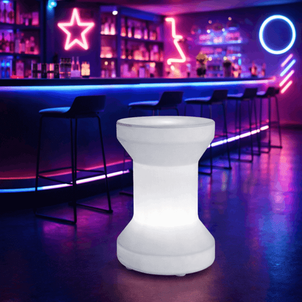 Banco iluminado carretel branco LED em bar moderno com iluminação neon e decoração contemporânea