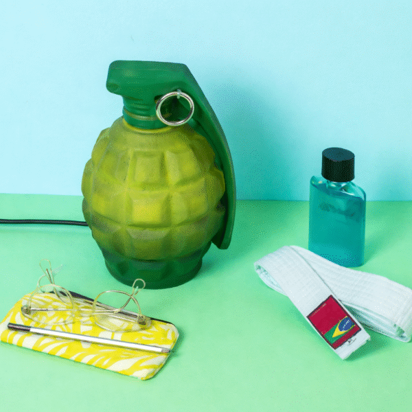 Luminária granada verde decorativa sobre mesa de escritório com iluminação ambiente moderna e criativa