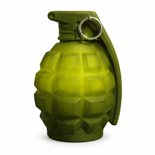 Luminária granada verde decorativa em fundo branco com design criativo e acabamento em polietileno