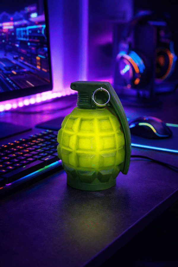 Luminária granada verde decorativa em ambiente gamer com iluminação criativa e decoração moderna