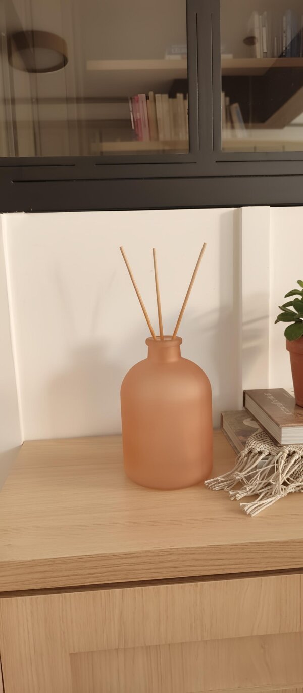 Vaso de vidro rosa fosco decorativo em ambiente moderno e aconchegante