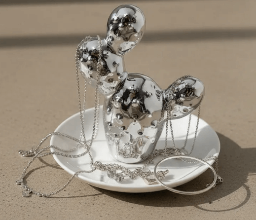 Porta-jóias mini cacto prata em cerâmica organizando colares e correntes em base decorativa