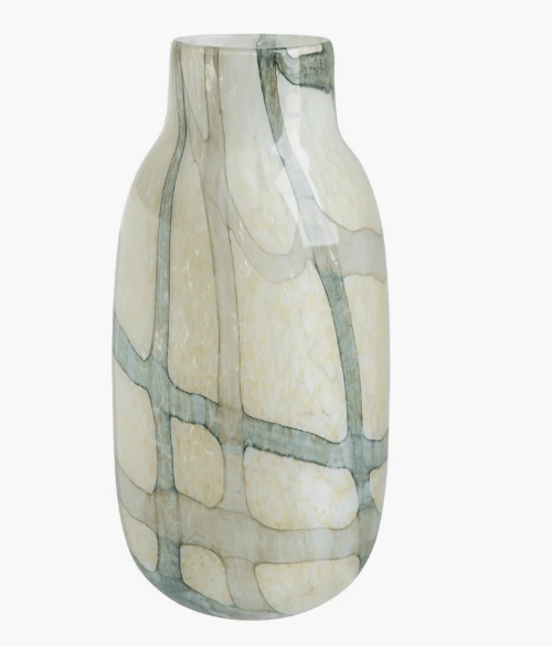 Vaso Madras 33cm em vidro artesanal off-white com padrão orgânico em fundo branco