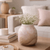 Vaso decorativo Rouen 17cm em ambiente de sala com decoração moderna e iluminação natural
