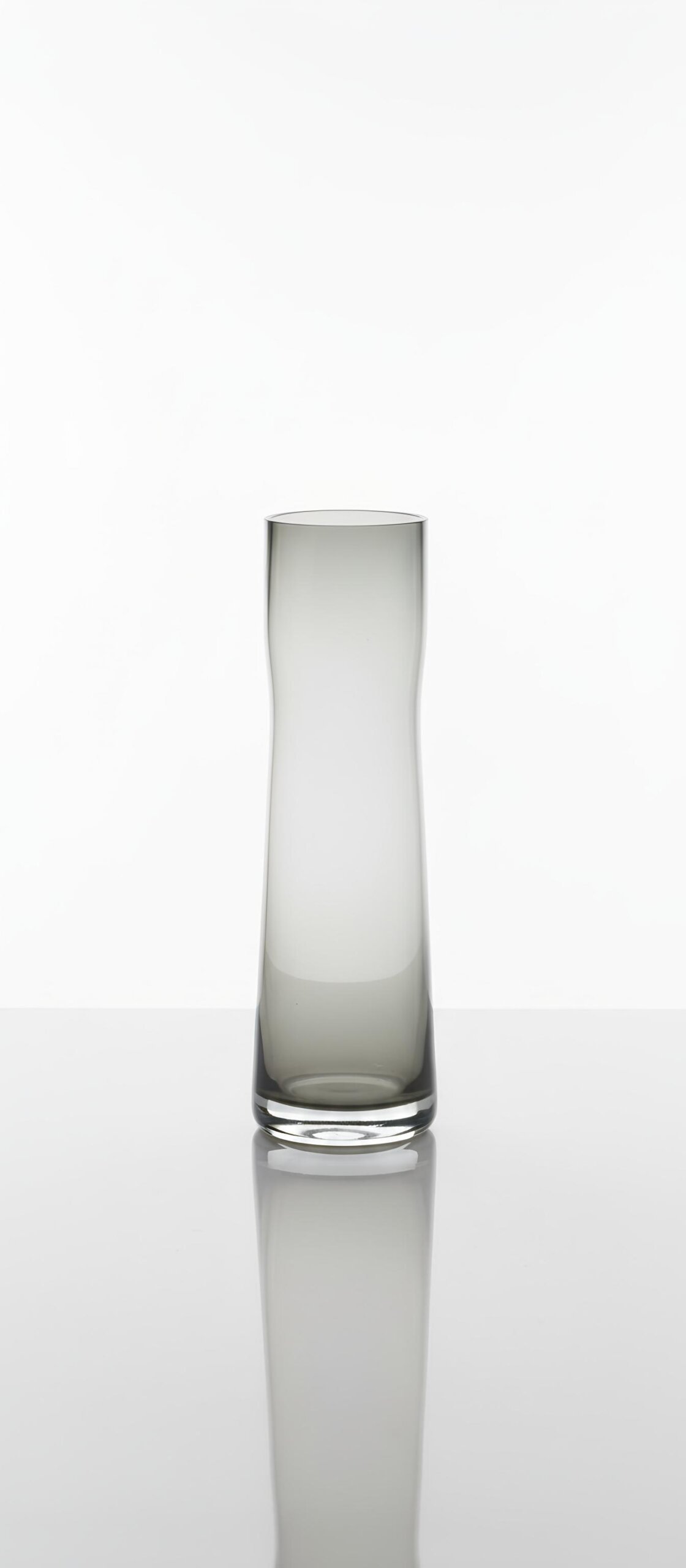 aso decorativo de vidro cinza fumê com design minimalista